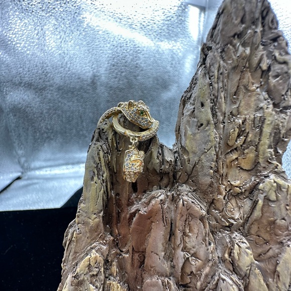 14k yellow gold Cougar earrings w/zirconium - Picture 2 of 4